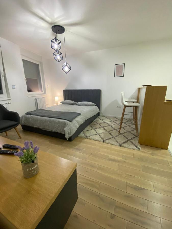 Sun Square Apartments ทูซลา ภายนอก รูปภาพ